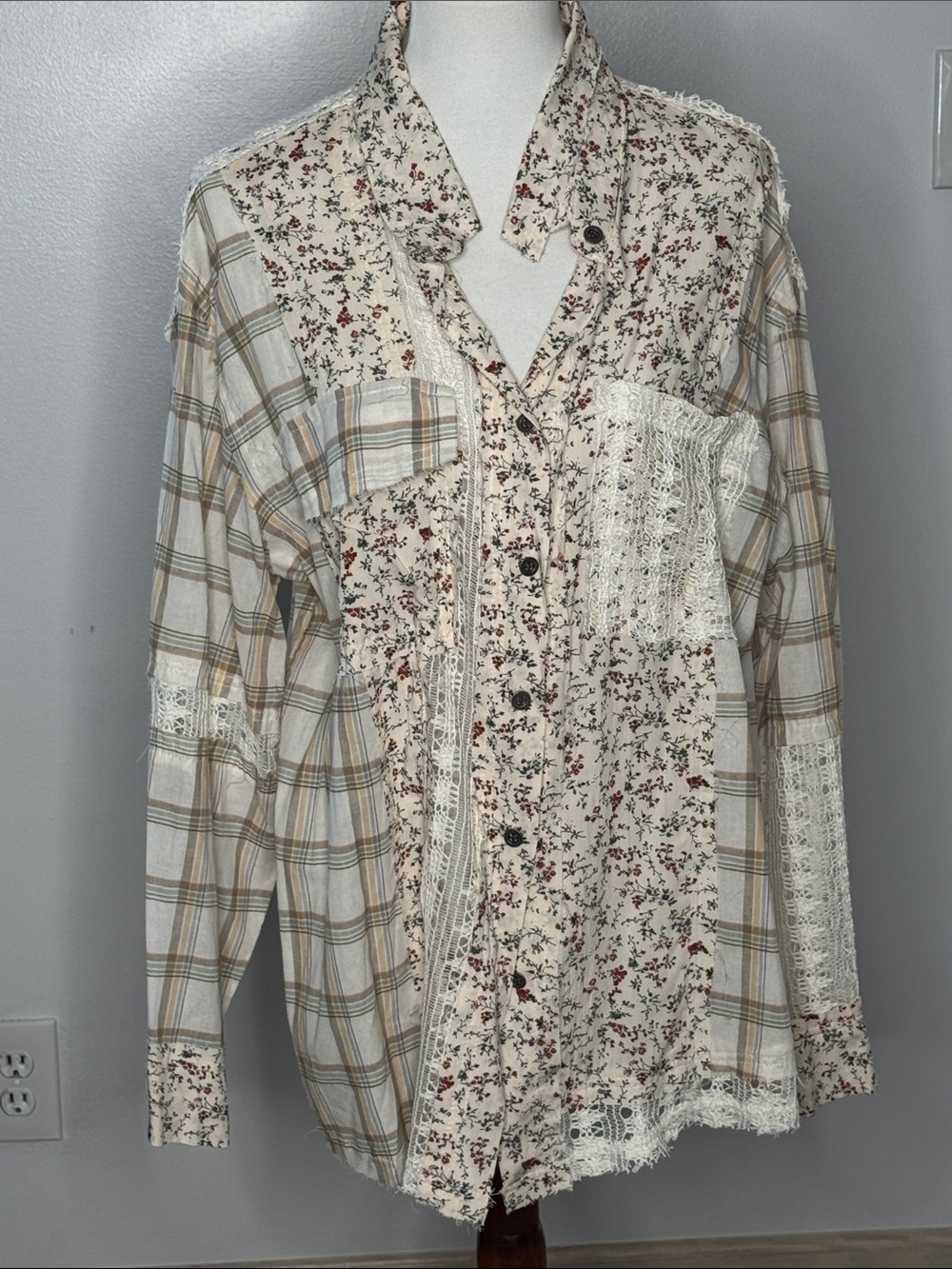 POL Cream Patchwork Floral & Plaid Lace Button-Down Shirt